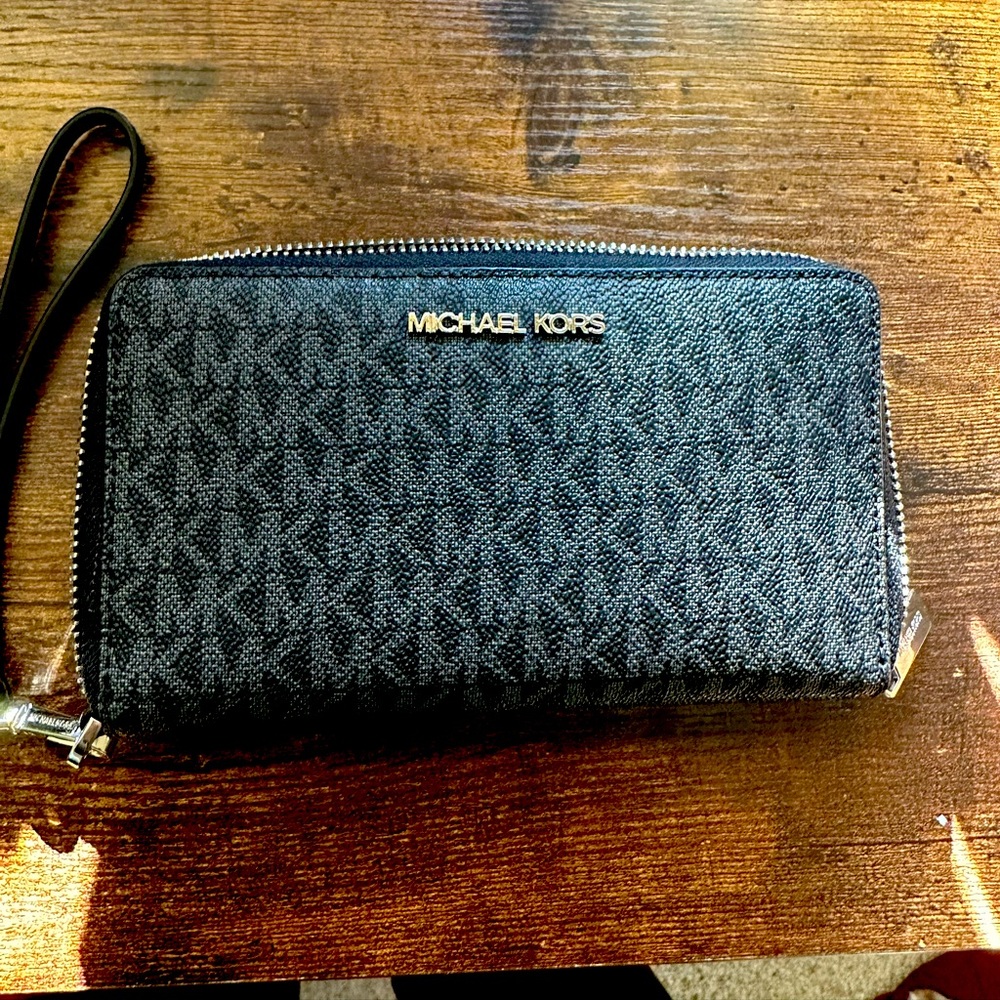 Black with logo Michael Kors Wallet, like new!